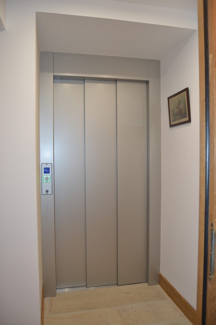 ascenseur de maison vimec E10 porte automatique
