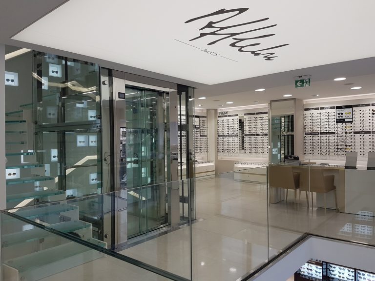 Ascenseur vitré boutique Afflelou des Champs-Élysées (75)