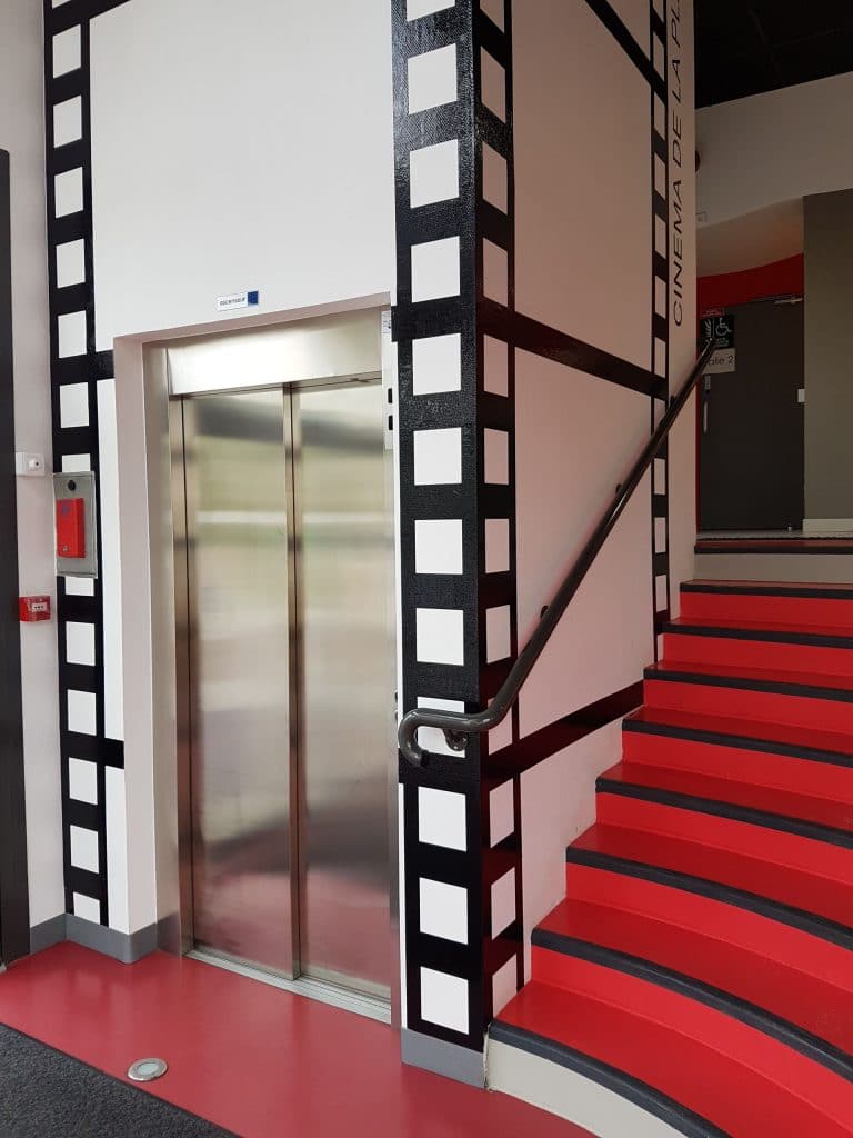 Ascenseur dans un cinéma à Hauteville-sur-Mer (50)