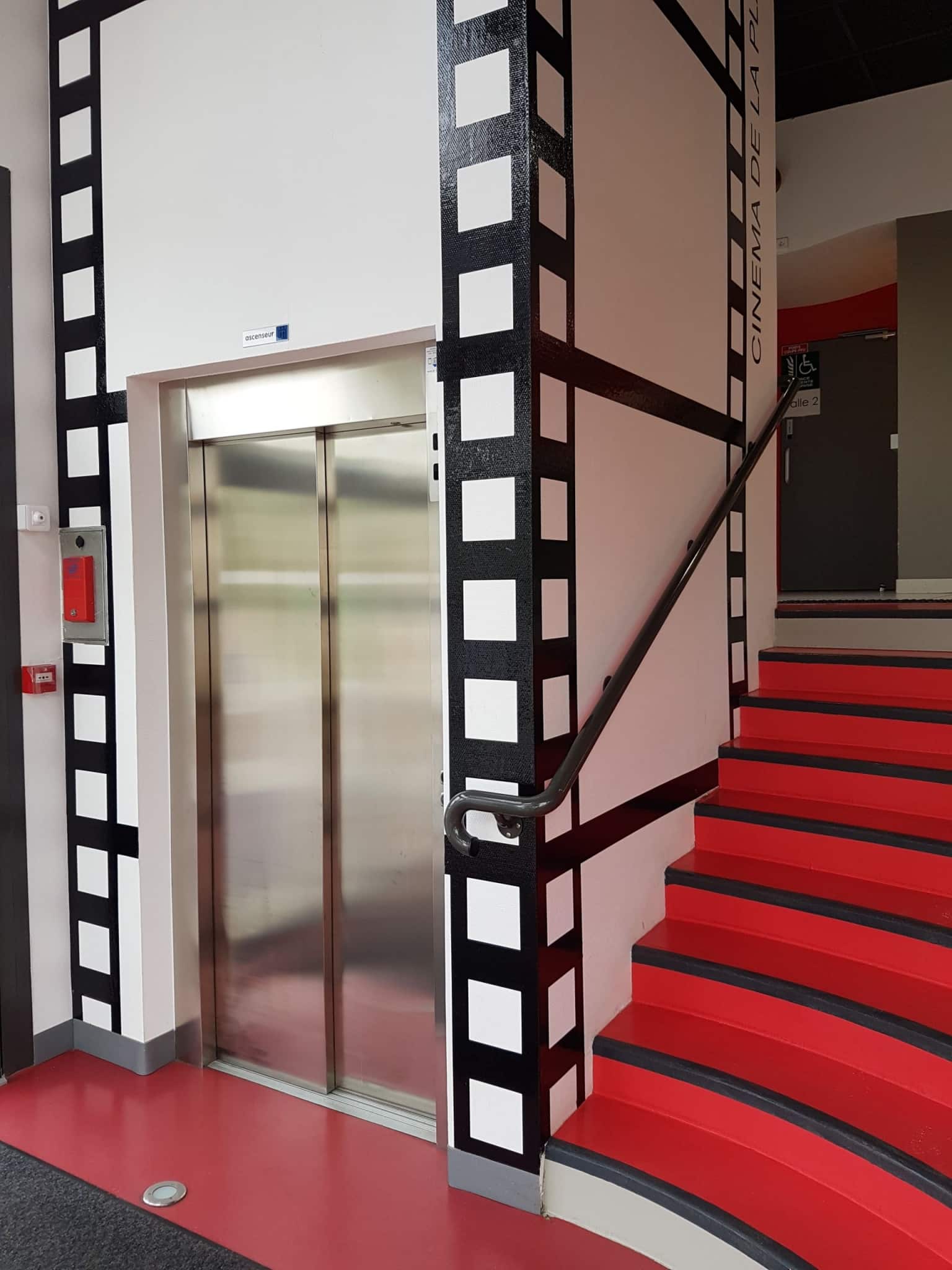 Ascenseur dans un cinéma à Hauteville-sur-Mer (50)