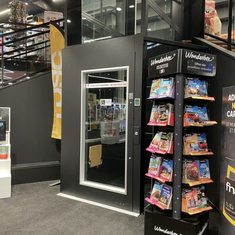 Élévateur PMR au magasin FNAC de Saint-Lô (50)