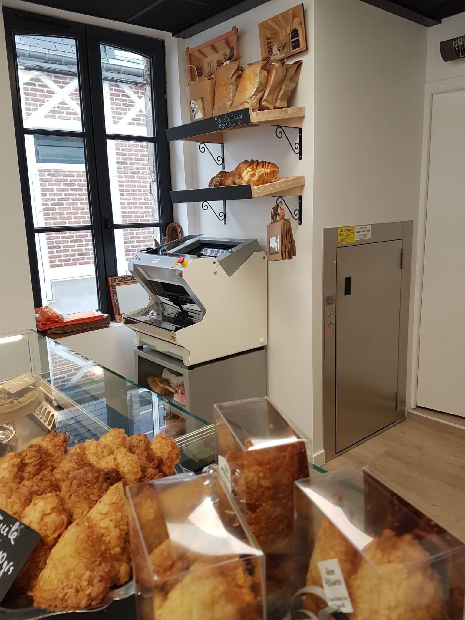 Installation d’un monte-charge dans une boulangerie à Deauville (14)
