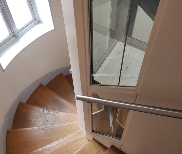 cage d'escalier d'immeuble avec ascenseur et pylone