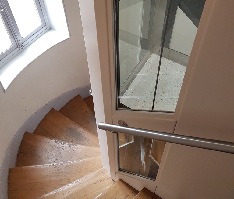 cage d'escalier d'immeuble avec ascenseur et pylone