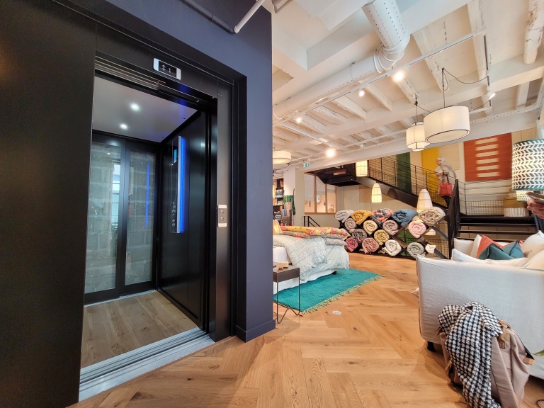 magasin avec ascenseur design noir