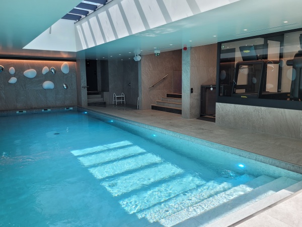 piscine avec élévateur pmr pour son accessibilité