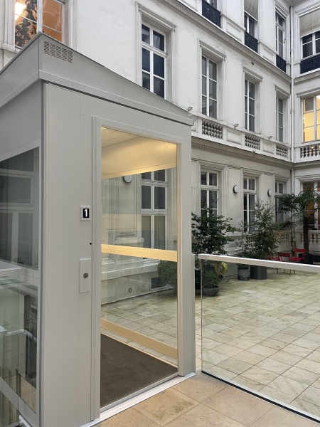 Élévateur extérieur pour bâtiment public