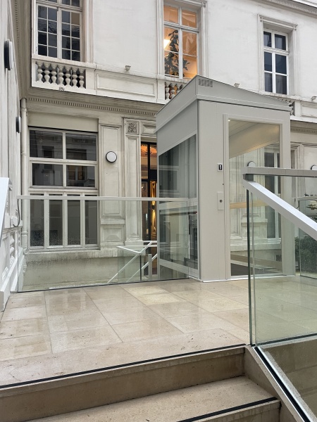 Élévateur extérieur pour bâtiment public
