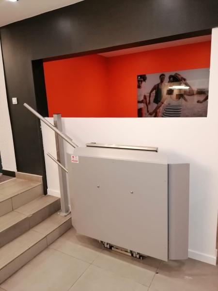 Plateforme monte escalier pliable