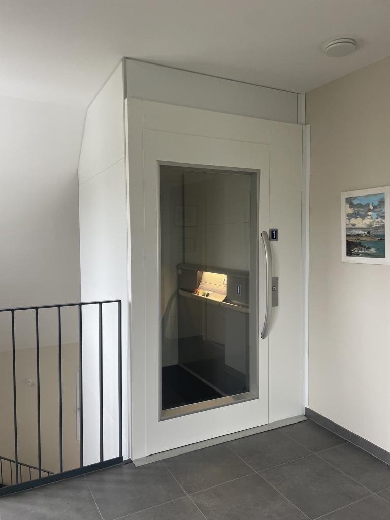 Choisir entre un monte-escalier ou un ascenseur privatif dans votre maison