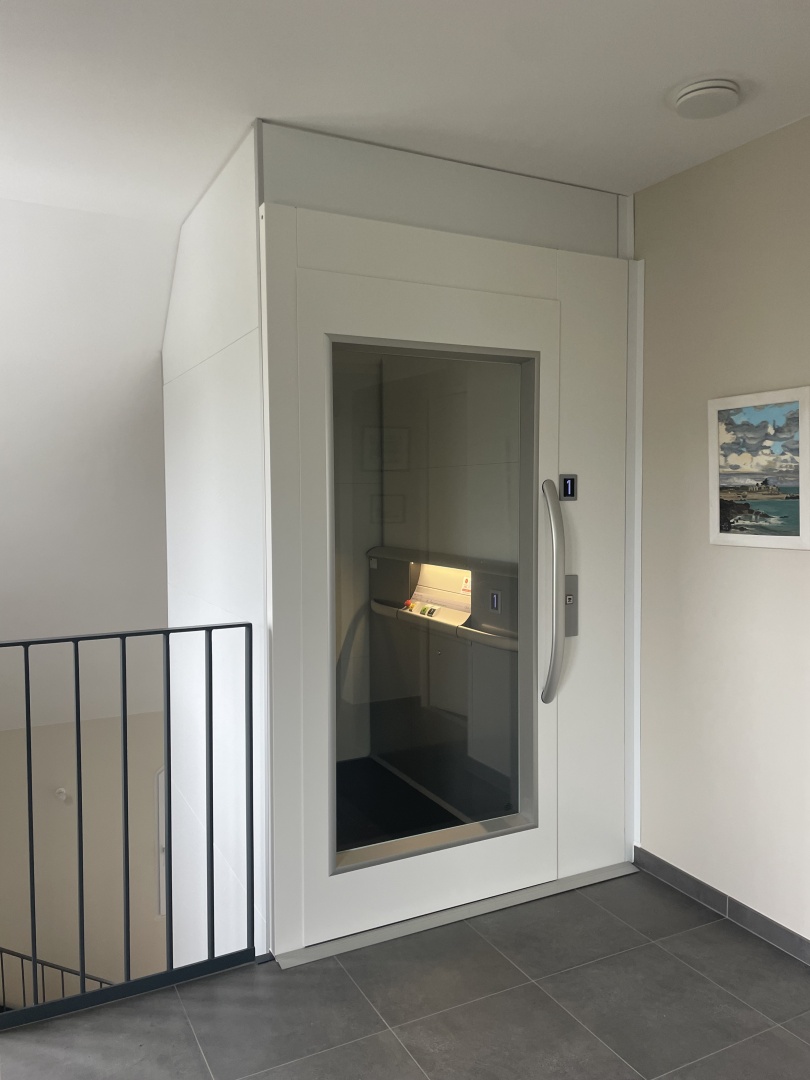 Choisir entre un monte-escalier ou un ascenseur privatif dans votre maison