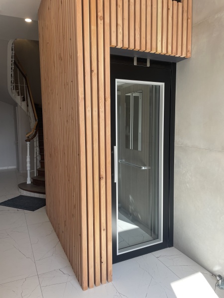 immeuble avec ascenseur vitré noir et bardage en bois