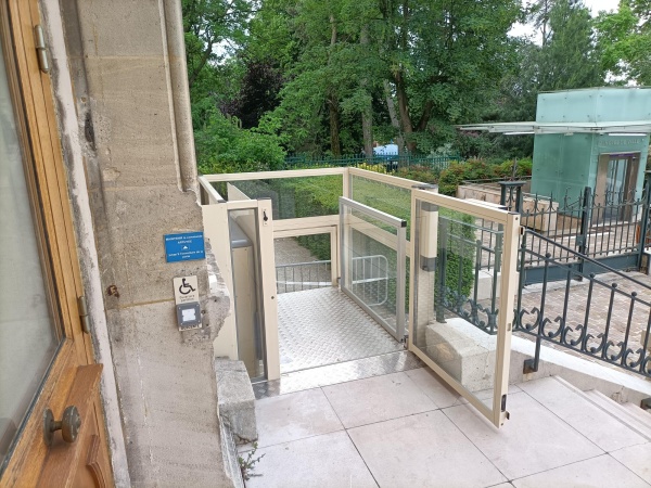 plateforme élévatrice extérieure accès pmr bâtiment public