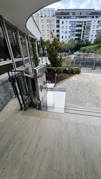 plateforme élévatrice escalier bâtiment public