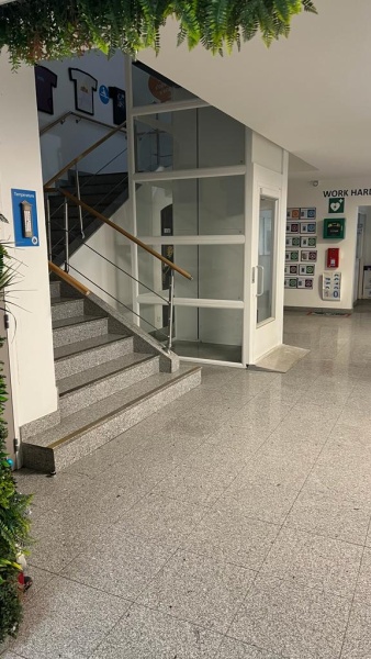 bâtiment public avec ascenseur élévateur