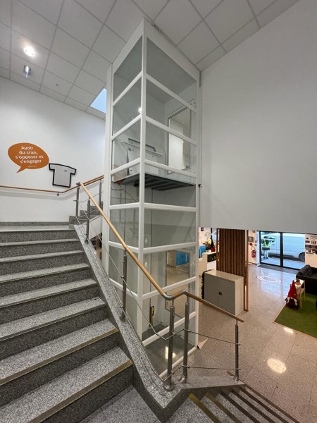 bâtiment public avec ascenseur vitré