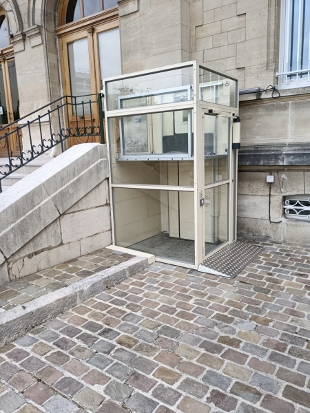 plateforme élévatrice extérieure accès pmr bâtiment public