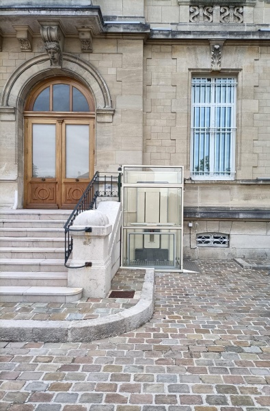 extérieur d'un bâtiment public avec plateforme élévatrice