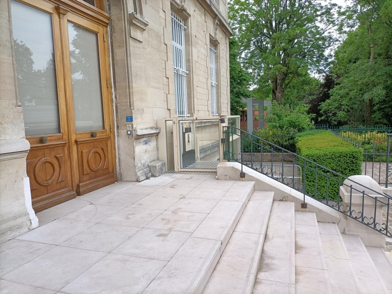 Installation d&rsquo;un élévateur PMR extérieur dans une mairie (94)