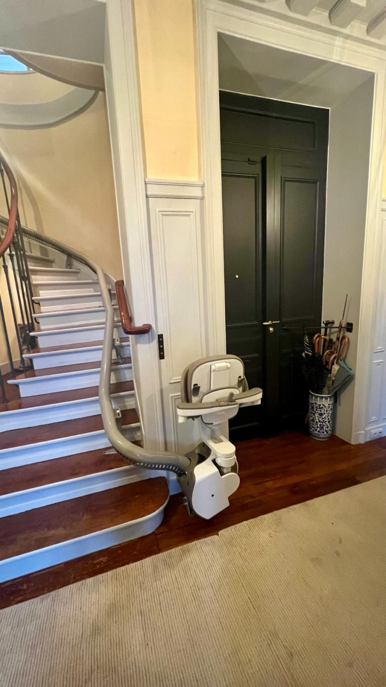Monte-escalier dans un duplex à Paris (75)