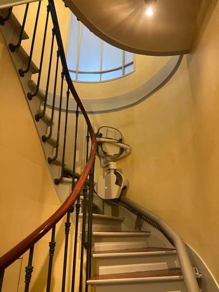 fauteuil monte escalier tournant