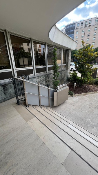 plateforme élévatrice escalier bâtiment public