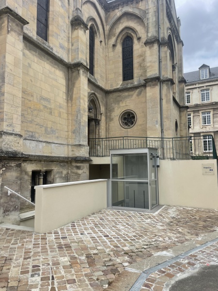 Élévateur pour fauteuil roulant installé dans un ERP pour accessibilité PMR
