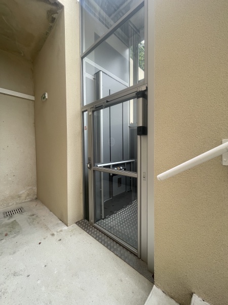 Élévateur dans une cage d'escalier