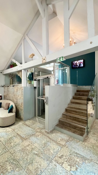 Installation d'un élévateur PMR public dans un hôtel