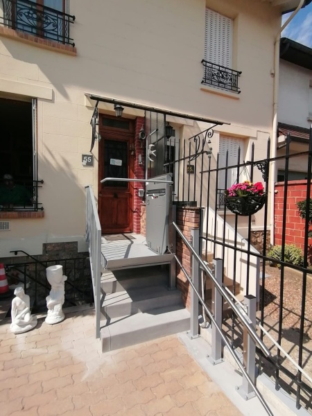entrée de maison avec plateforme élévatrice pmr