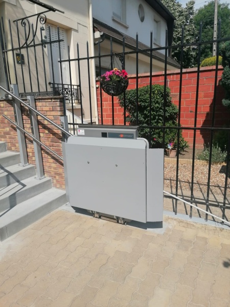 escalier avec plateforme élévatrice extérieure