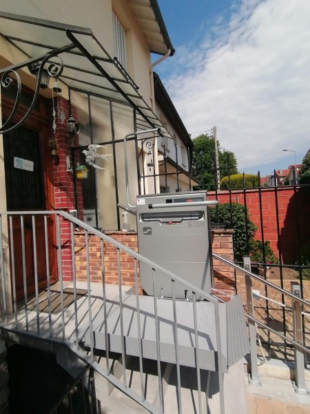 entrée de maison avec plateforme élévatrice pmr