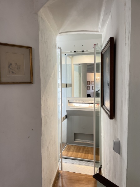 couloir avec ascenseur vitré privatif