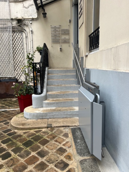 escalier extérieur avec plateforme élévatrice