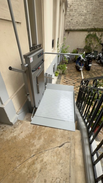 escalier extérieur avec plateforme élévatrice