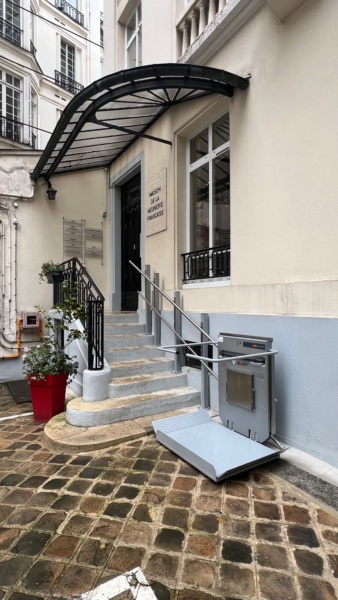 escalier entrée de bâtiment avec plateforme élévatrice