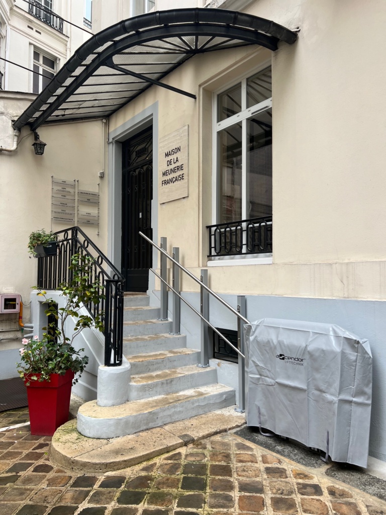 Plateforme PMR extérieure dans un bâtiment public à Paris (75)