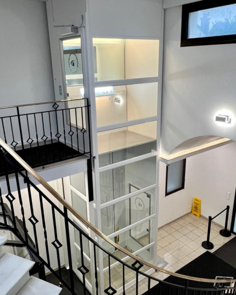 bâtiment professionnel avec élévateur pmr vitré