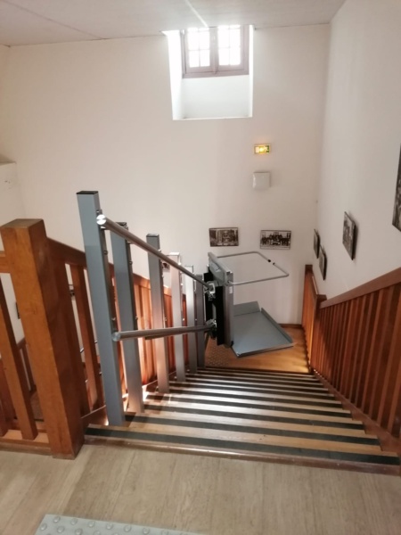 escalier avec plateforme élévatrice pmr