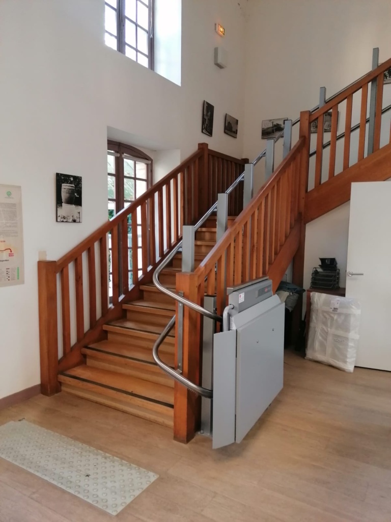Plateforme monte-escalier à la mairie d&rsquo;Angervilliers (91)