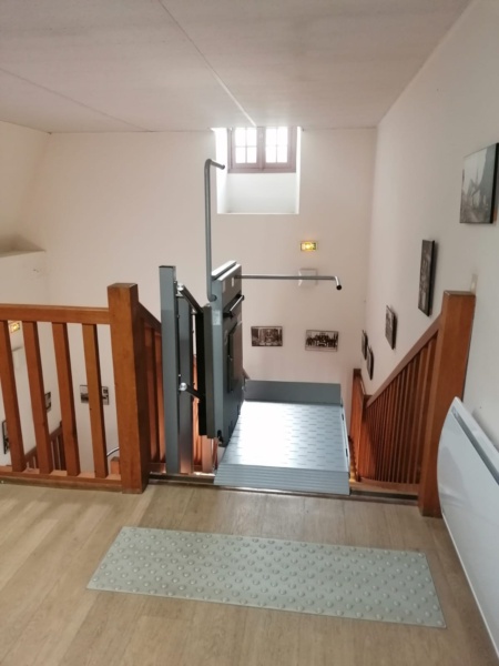escalier avec plateforme élévatrice pmr