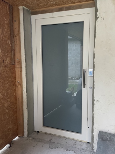porte d'ascenceur vitrée et blanc