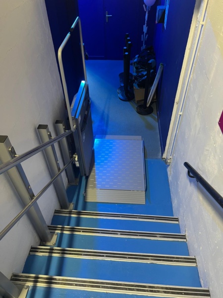 escalier avec élévateur pmr