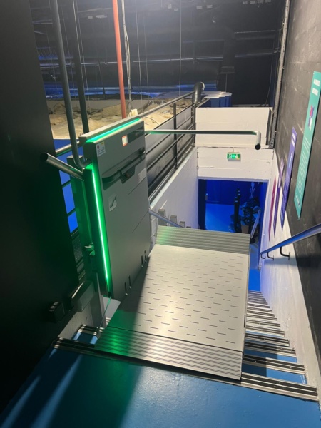 Escalier avec plateforme élévatrice rétractable