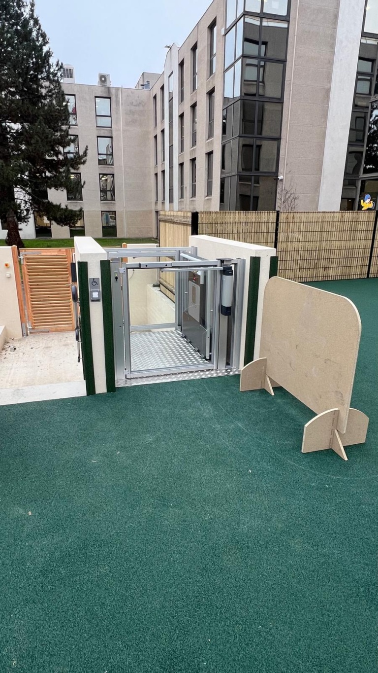 Élévateur PMR dans une crèche à Chatou (78)