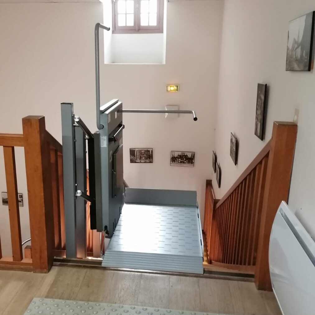escalier avec plateforme élévatrice pmr