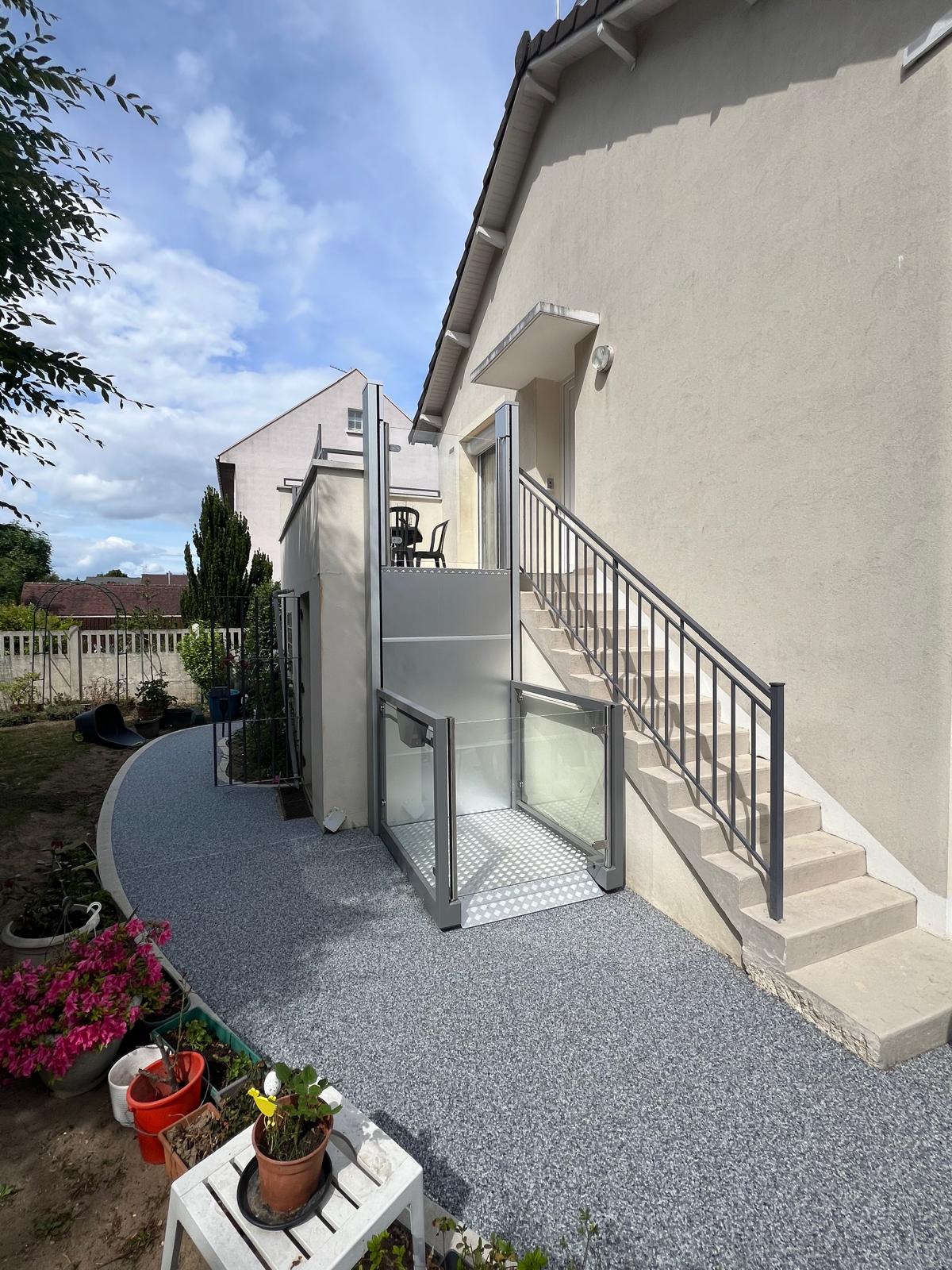 Elévateur privatif extérieur dans une maison à Courtry (77)