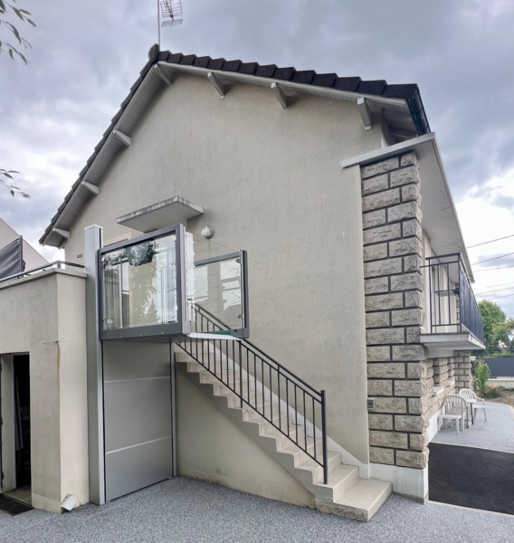 Elévateur privatif extérieur dans une maison à Courtry (77)