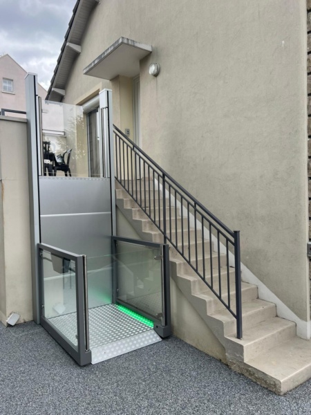Elévateur privatif extérieur dans une maison à Courtry (77)