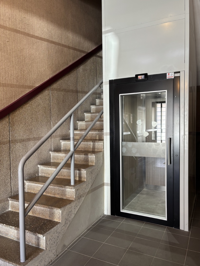 Création d&rsquo;un ascenseur sur mesure en copropriété à Lisieux (14)